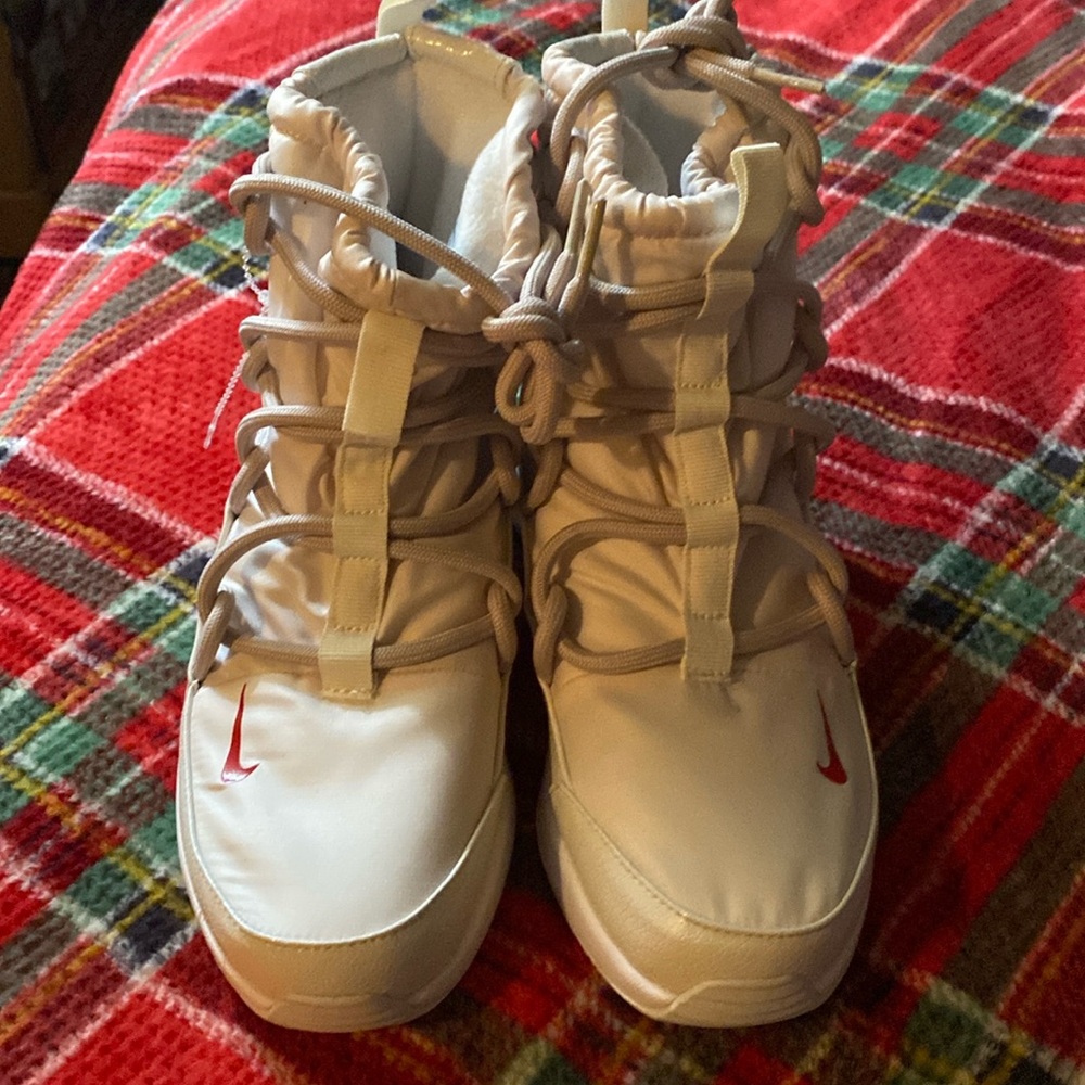 NIKE BOOTS